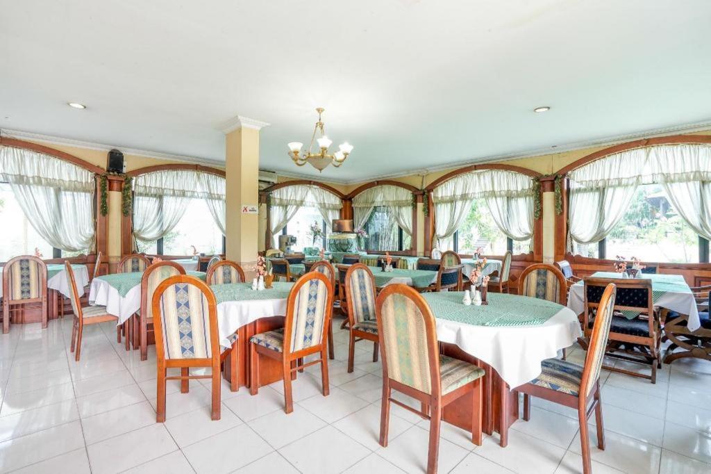 Hotel Istana Permata Juanda Sawotratap Exterior foto