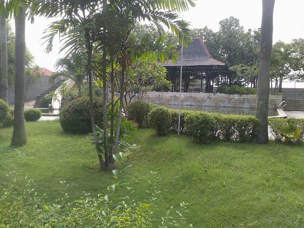Hotel Istana Permata Juanda Sawotratap Exterior foto