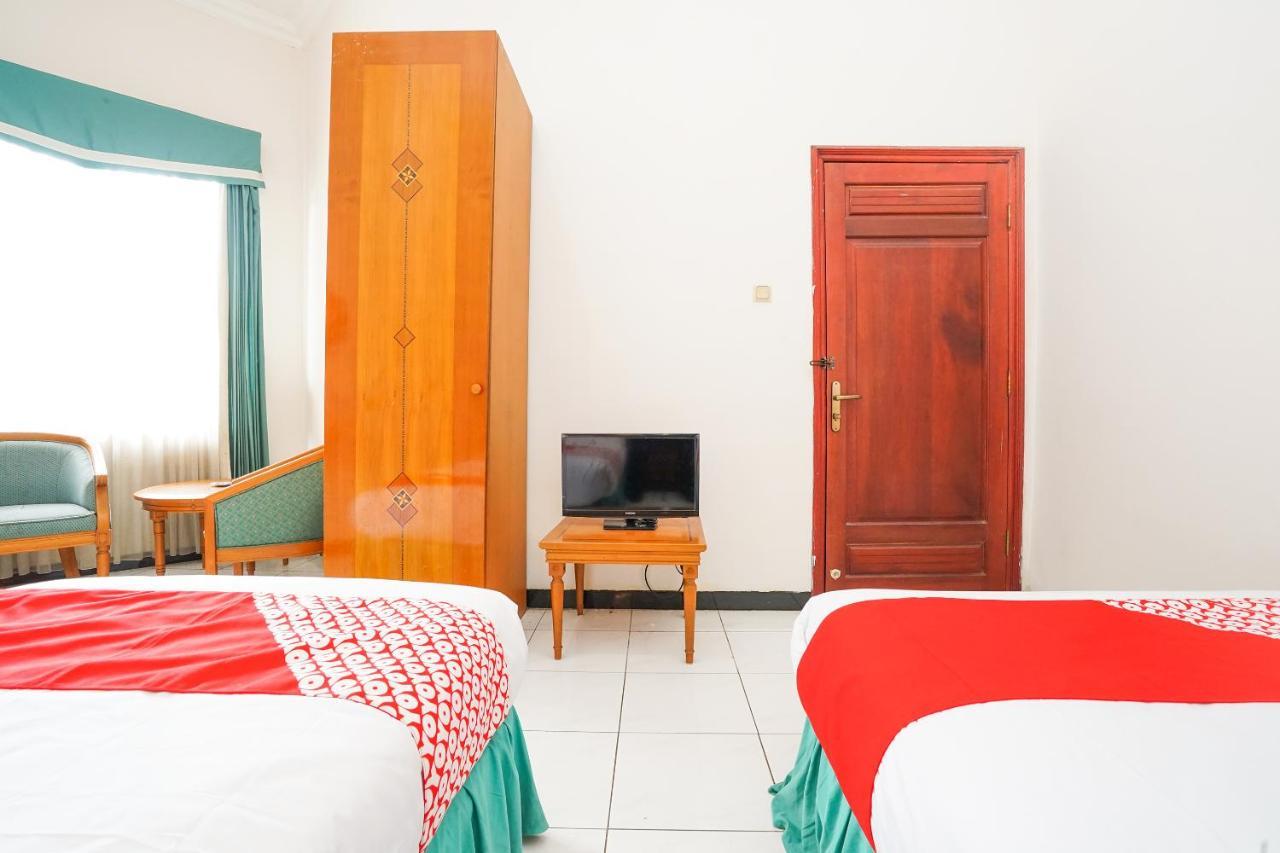 Hotel Istana Permata Juanda Sawotratap Exterior foto