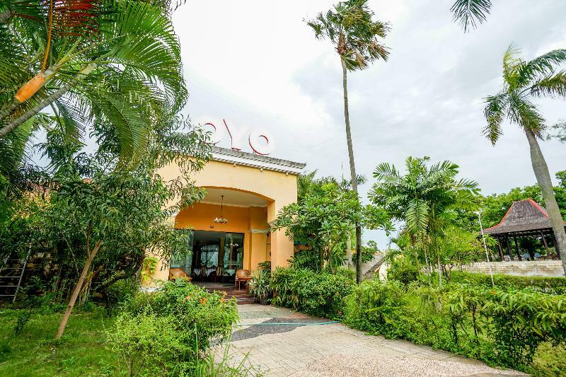 Hotel Istana Permata Juanda Sawotratap Exterior foto